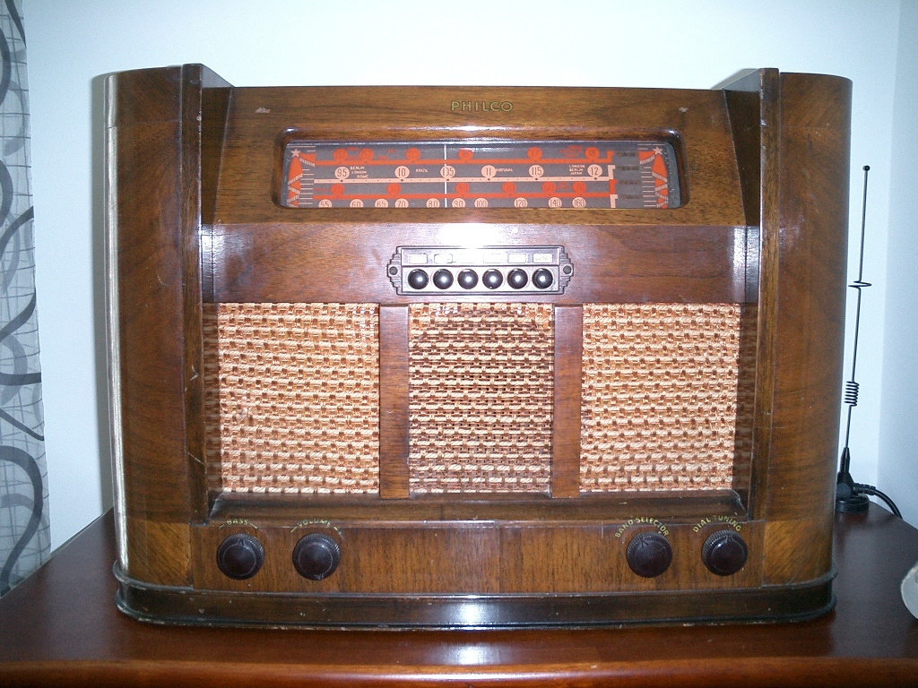 Радио форум. Ламповый радиоприемник 1895. Старые усилители радиоприемники. Старинный радиоприемник настенный. Радиоприёмники старые Nova.