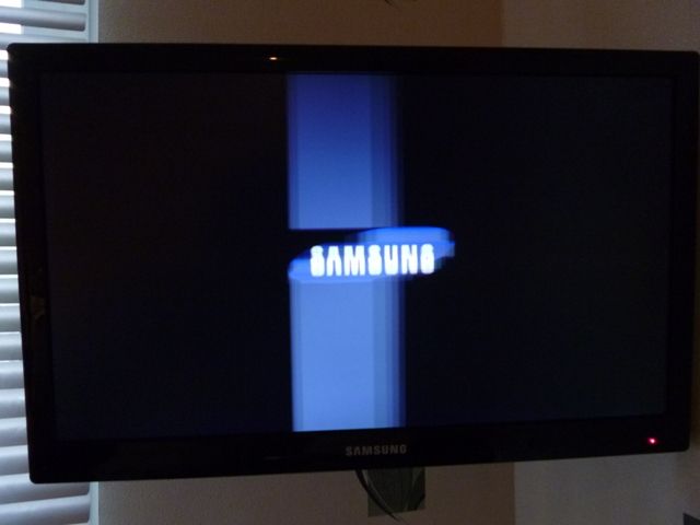 Вертикальная полоса телевизор самсунг. Samsung 2243nwx вертикальная полоса. ЖК самсунг вертикальная полоса. Горизонтальные полосы на мониторе Samsung. Белые вертикальные полосы на экране телевизора самсунг.