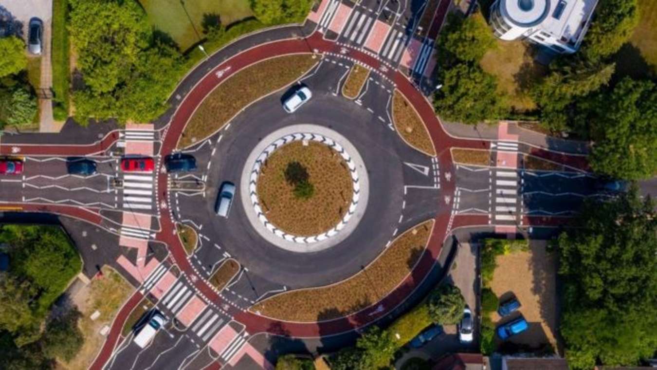 Круговой переход. Кольцевая развязка в Англии. Roundabout дорога. Cauldwell Roundabout Великобритания. Волшебная круговая развязка.