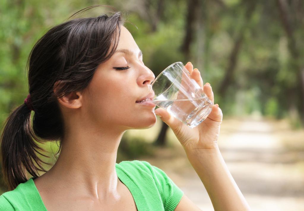 Девушка пьет живую воду