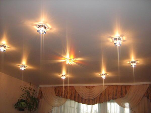 Точечные галогенные светильники - лучший выбор для современных натяжных потолков