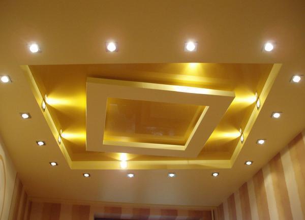 Изысканный дизайн натяжного потолка создается за счет комбинирования нескольких видов осветительных приборов