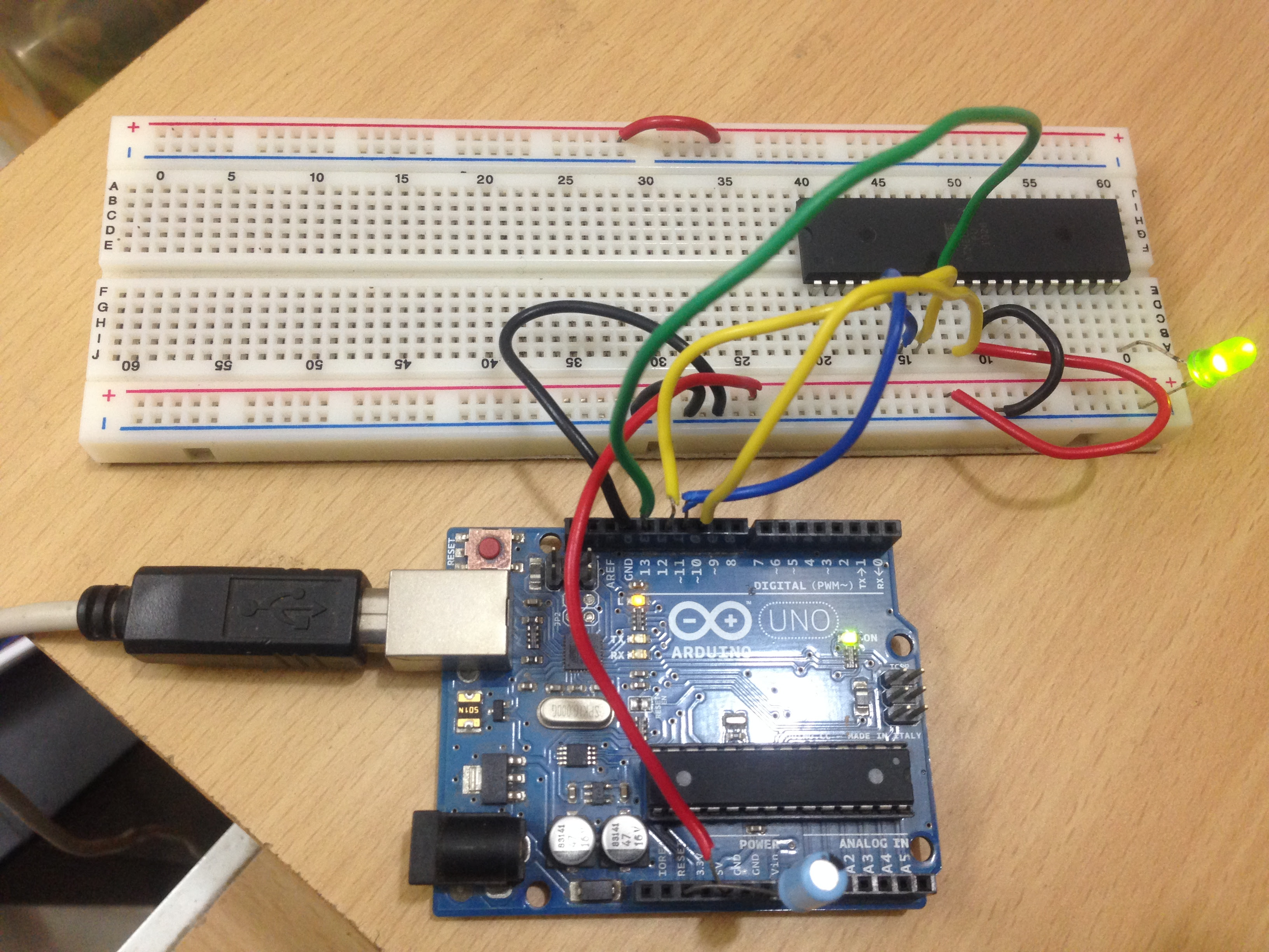 Как прошить ардуино. Arduino uno программатор. Программатор на ардуино уно. Микроконтроллер AVR atmega328. Ардуино уно атмега 328.