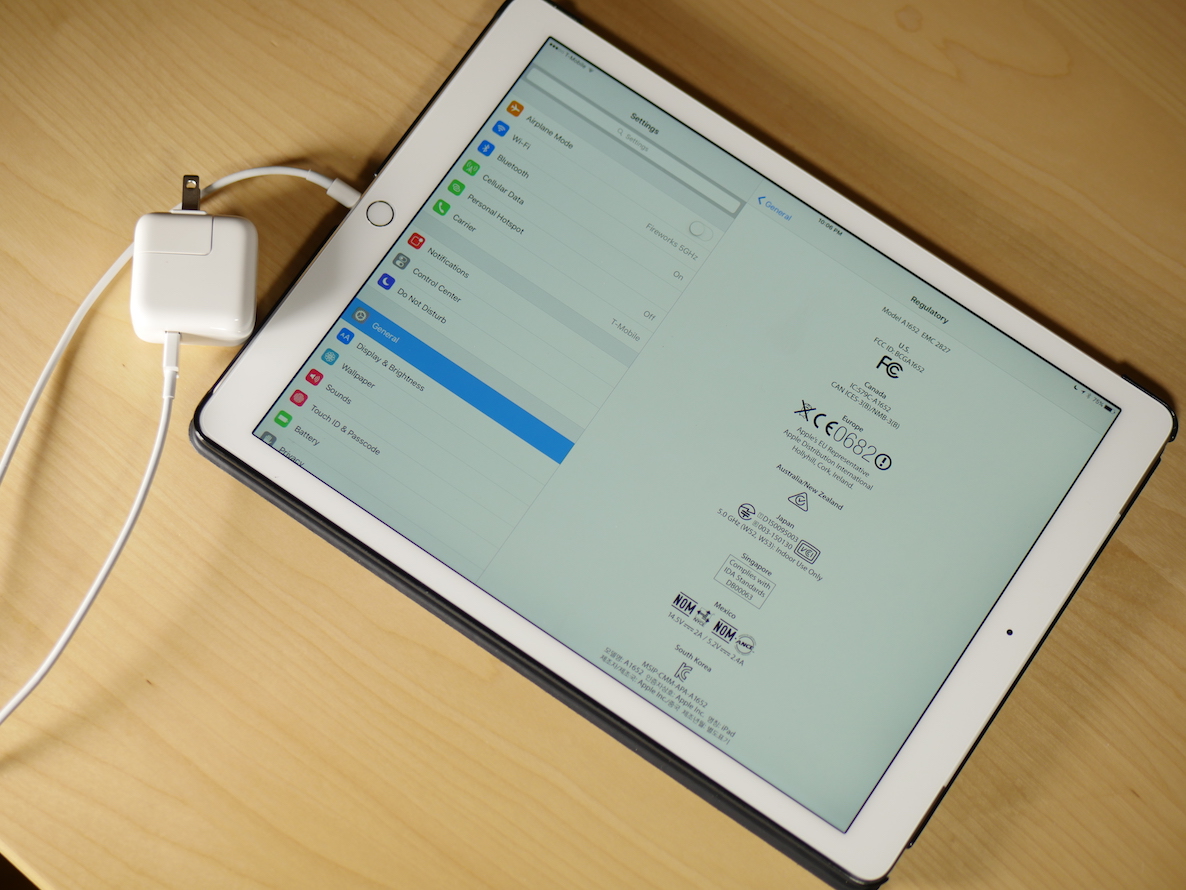 Заряди планшет. Зарядка для планшета Apple IPAD. IPAD Pro Charger. IPAD Air 2020 зарядное устройство. Айфон айпад планшет зарядка.