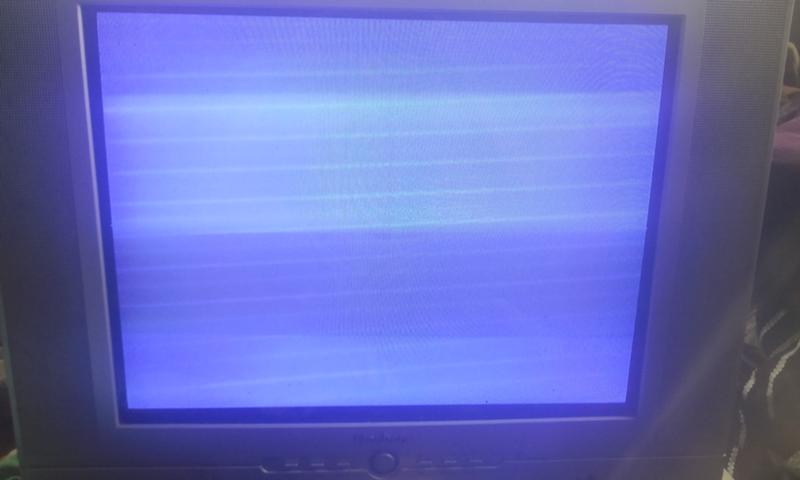 Полоса сверху экрана. Телевизор Тошиба полосы на экране. Синий экран на телевизоре самсунг. Elenberg монитор 1902. Самсунг кинескопный красный экран.