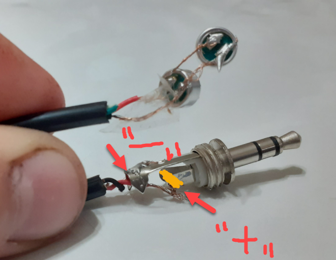 Как правильно припаять провода. Припаять штекер микрофона. Припаять Джек наушники. Микрофон припаять к Джеку. Схема мини Джека выносного микрофона.