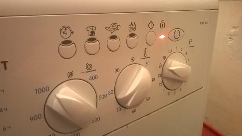 Индезит стиральная машина не отжимает причина. Стиральная машина Индезит 5851 w. Стиральная машинка Индезит 5150 s.