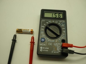 Рассматриваем как проверить бывшую в употреблении батарейку мультиметром