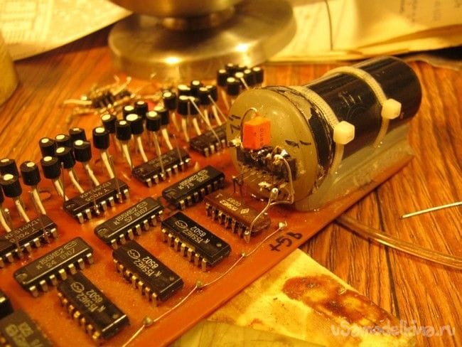 Лабораторный частотометр на микросхемах 555 серии, с намёком на стимпанк.