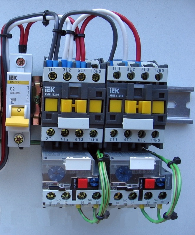 Установка магнитного пускателя. Контактор электромагнитный 380в для АВР. Контактор КМИ-11210. Пускатель автоматический 3 фазный IEK. Реверсивный пускатель трехфазный ИЭК.